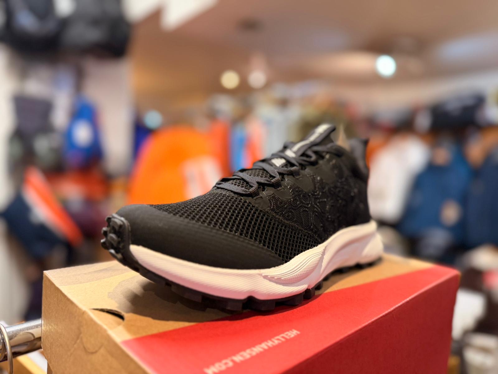 Chaussure noire de randonnée, vue avant trois-quarts